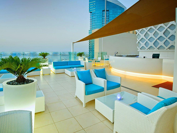 Pure Sky Lounge مطعم استثنائي في دبي يقدّم لك الطعام من الطابق الـ35